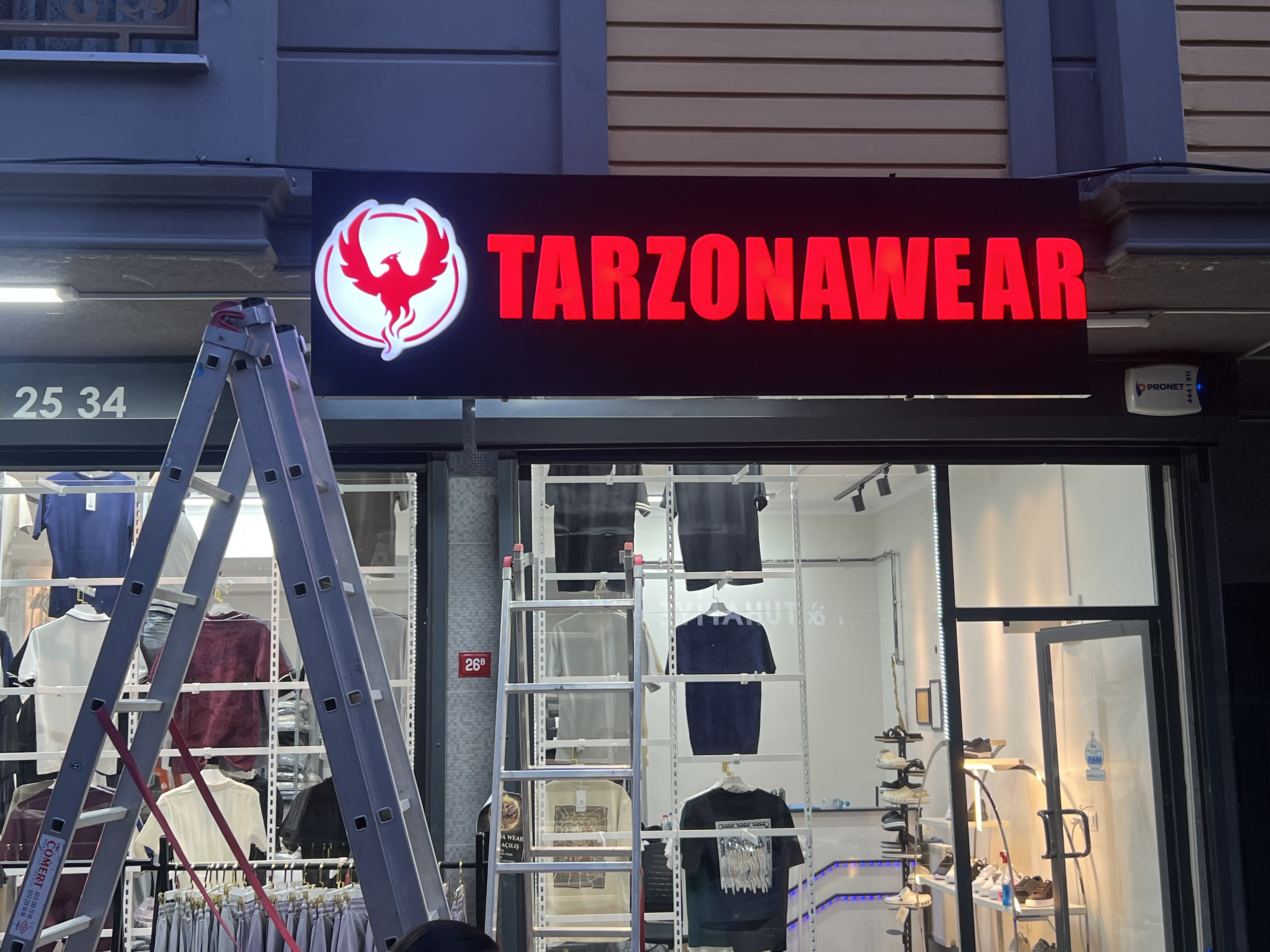 TARZONEWEAR SİYAH KOMPOZİT YAN BANT SİYAH VE KIRMIZI PLEKSİ ÇALIŞMASI