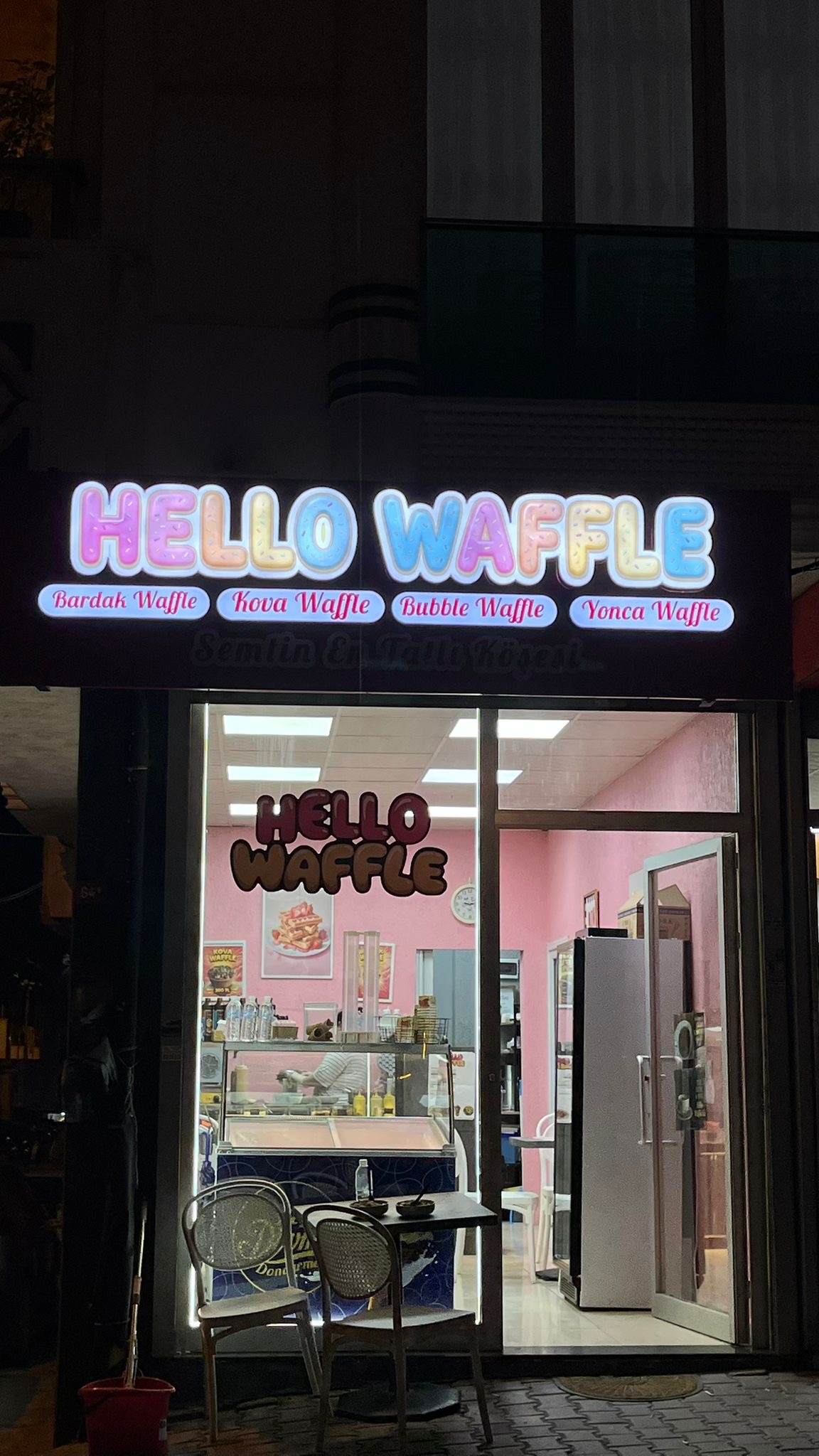 HELLO WAFFLE SİYAH KOMPOZİT YAN BANT SİYAH ALEMİNYUM VE BEYAZ PLEKSİ ÜSTÜNE UV BASKI FOLYO UYGULAMA ÇALIŞMASI