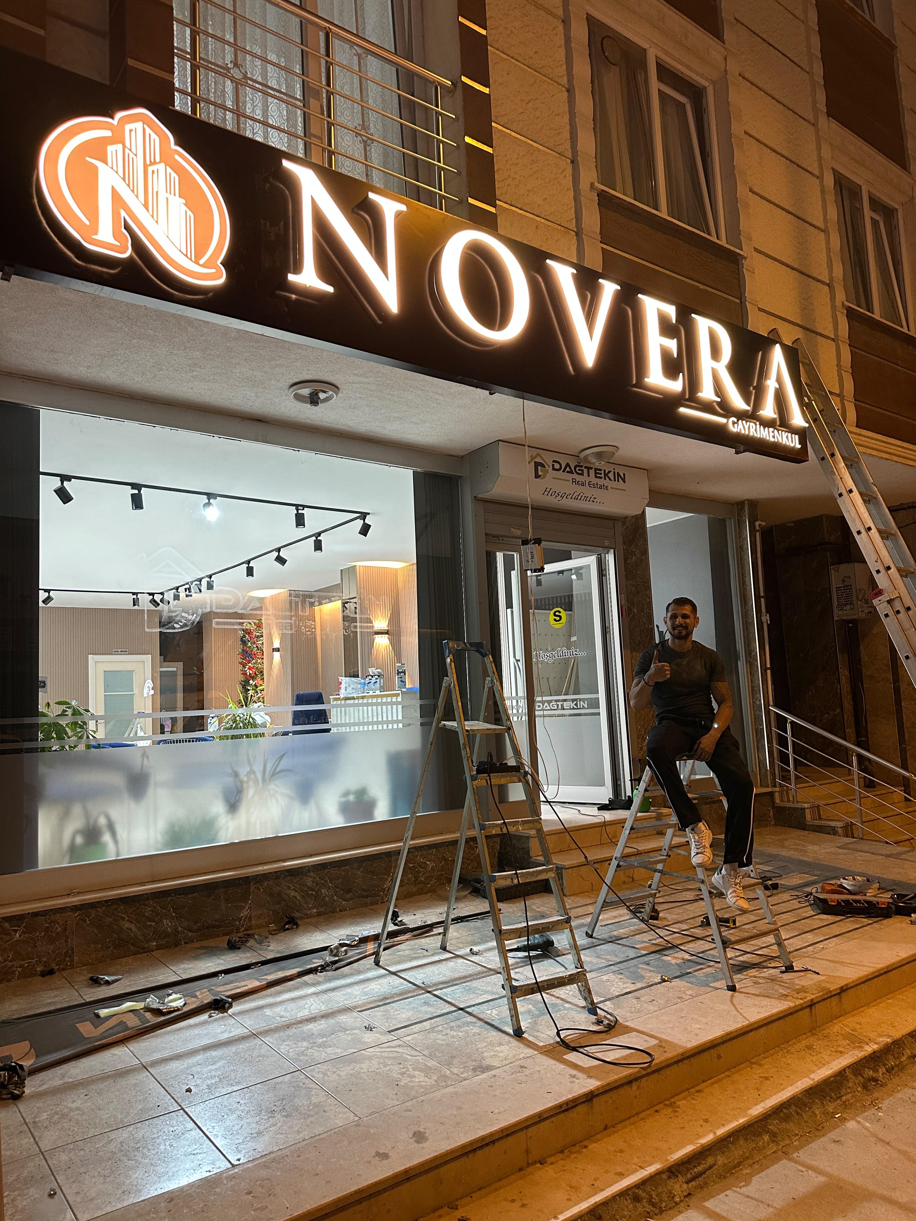 NOVERA GAYRİMENKUL SİYAH ZEMİN YAN BANT ALEMİNYUM VE RAKI PLEKSİ ÇALIŞMASI